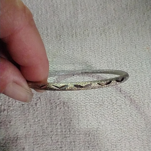 Silvertone diamond 💎 cut bangle bracelet - Picture 5 of 5